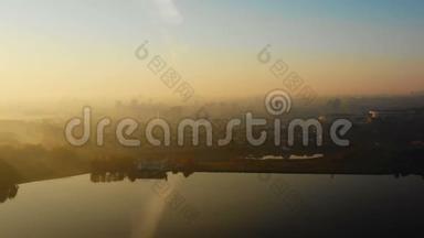 在明斯克白俄罗斯，无人机在雄伟的城市天际线上升起，太阳在建筑物上升起，秋天的湖泊仍然存在。